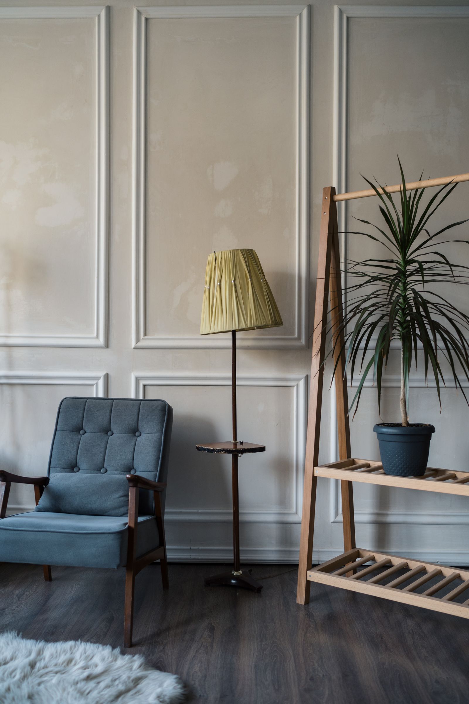 Illustrative furniture and lighting composition